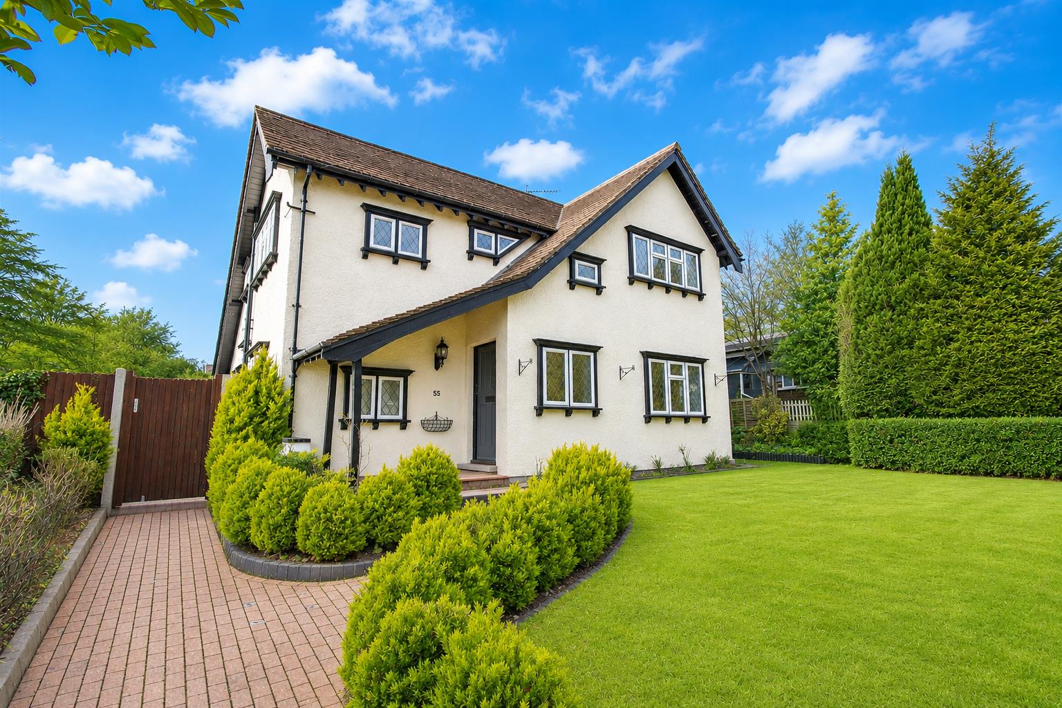 4 bed property in Woodcote Grove Road, Coulsdon